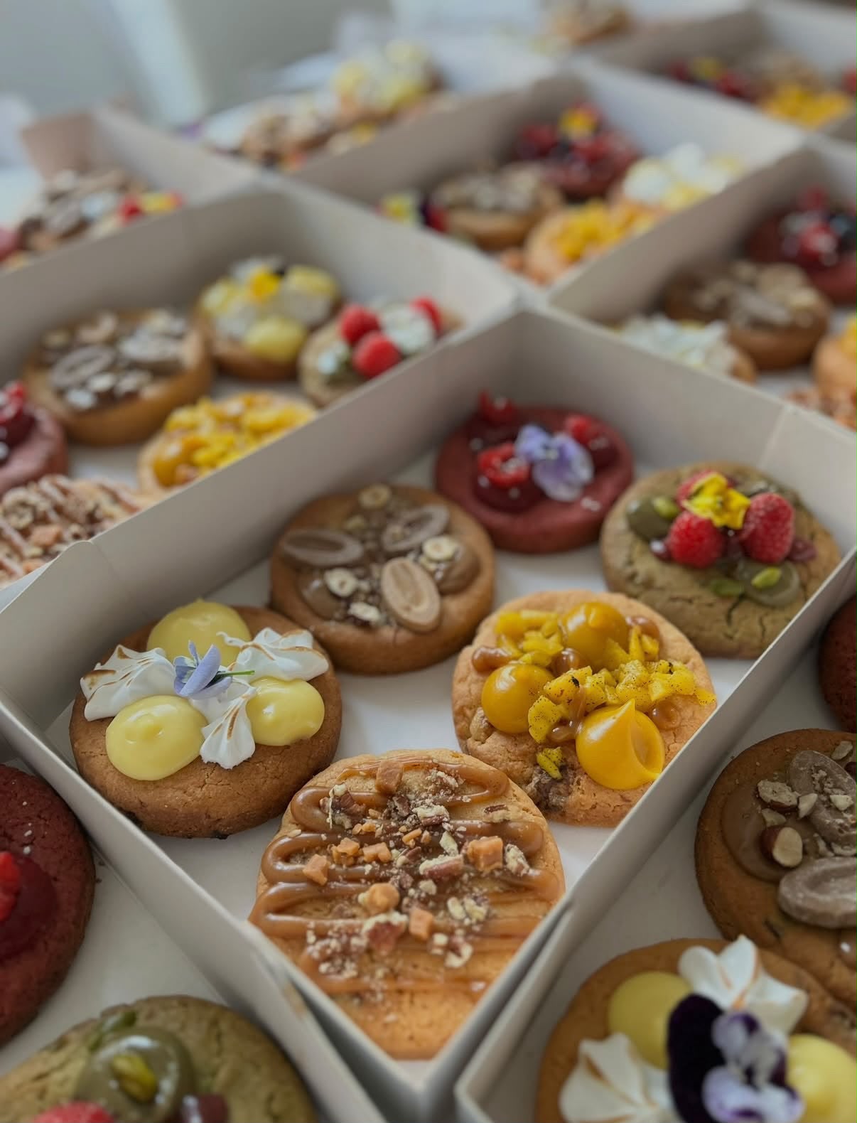 Plusieurs box de cookies garnis