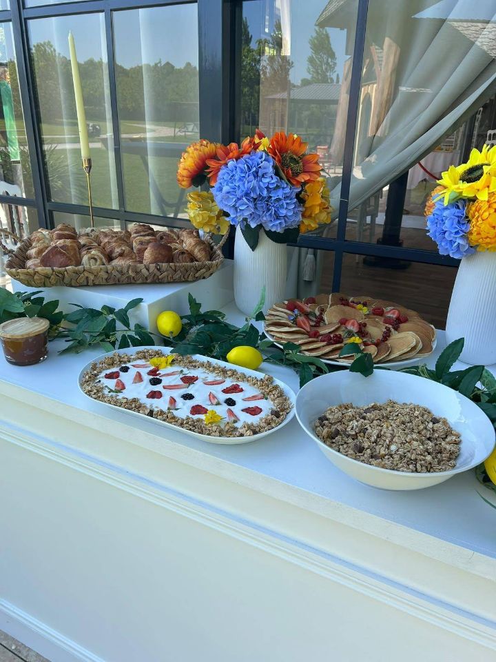 Brunch : viennoiseries, pancakes et granola