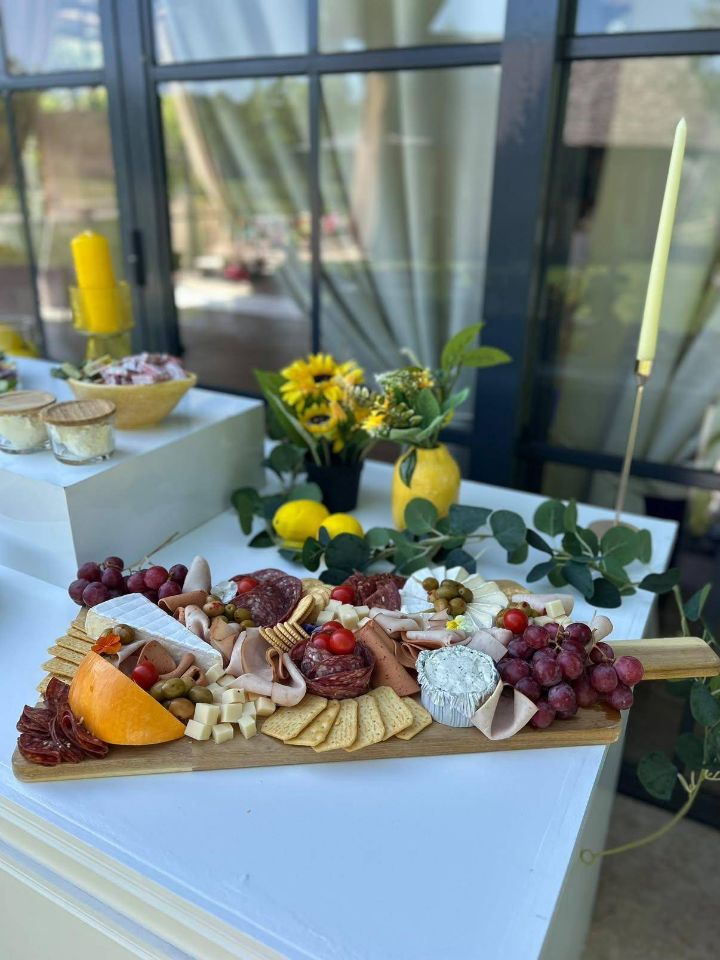 Plateau de charcuterie, fromages et fruits